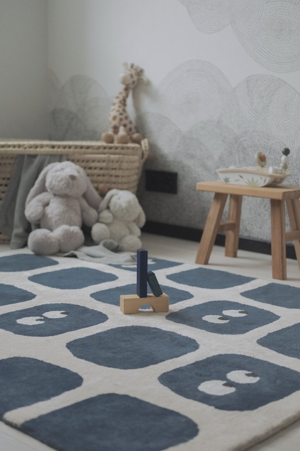 chambre bébé 1 an déco bleu blanc beige