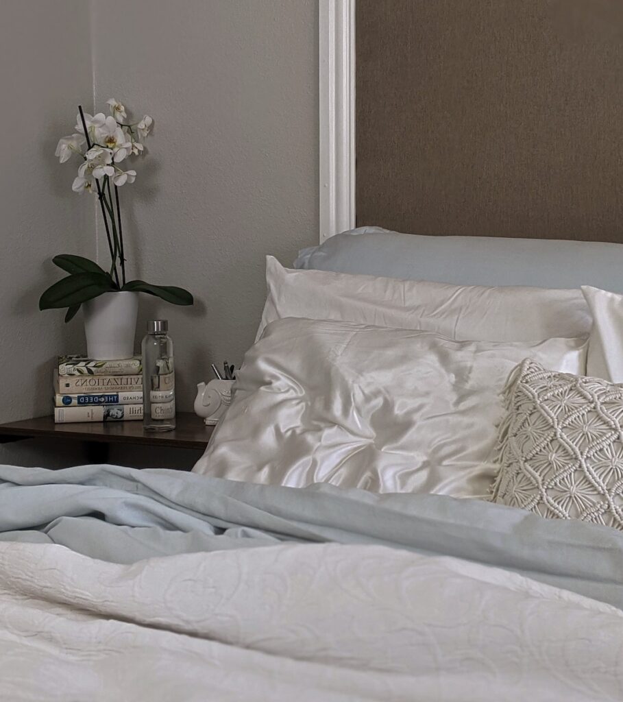 chambre cosy conseil oreiller coussin satin blanc lit cosy