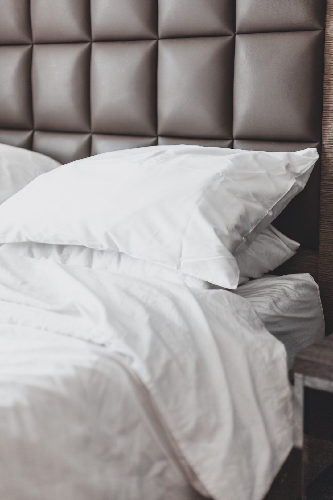conseil oreiller confortable lit double cosy tete de lit marron cuir
