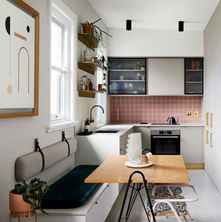 cuisine credence rose mur blanc moderne epuree lumineux