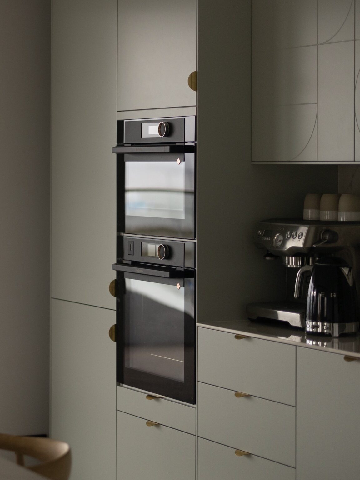 cuisine kaki clair lumineuse design - blog déco