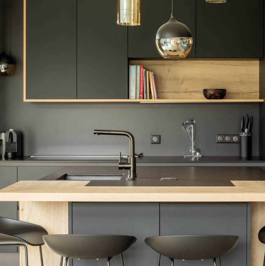 cuisine moderne design noir gris marron bois laiton