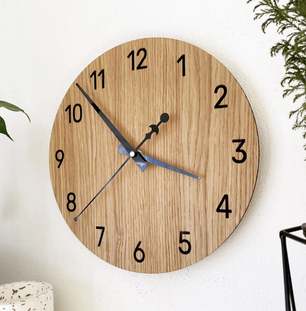 cuisine mur deco moderne horloge bois