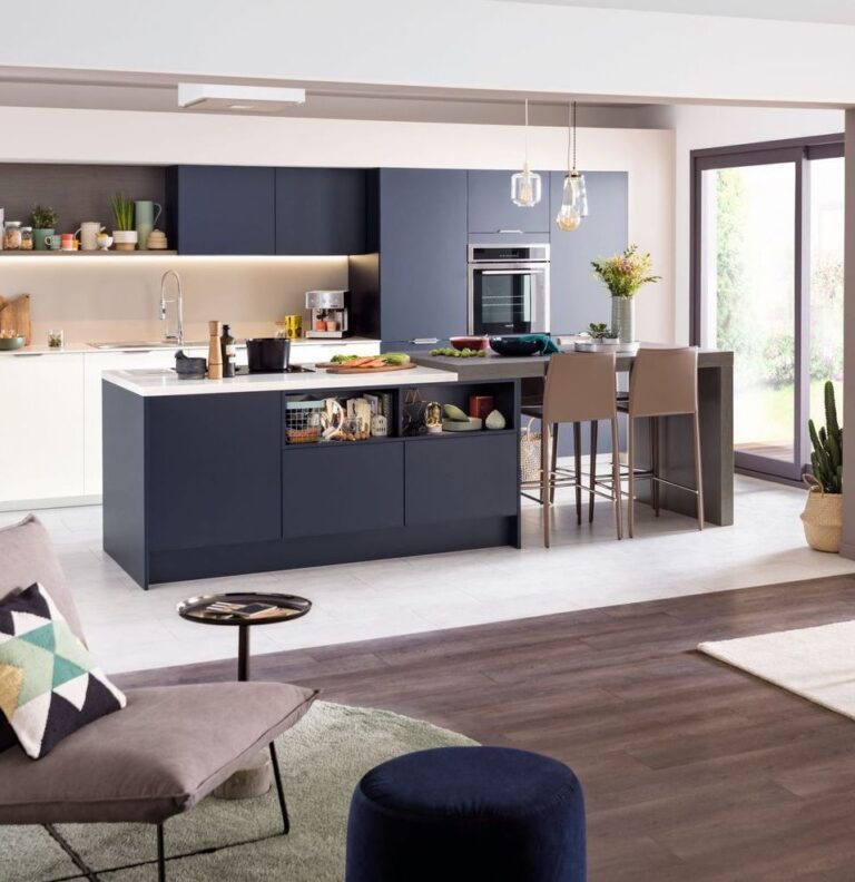 cuisine ouverte sobre elegante moderne noir marron bois