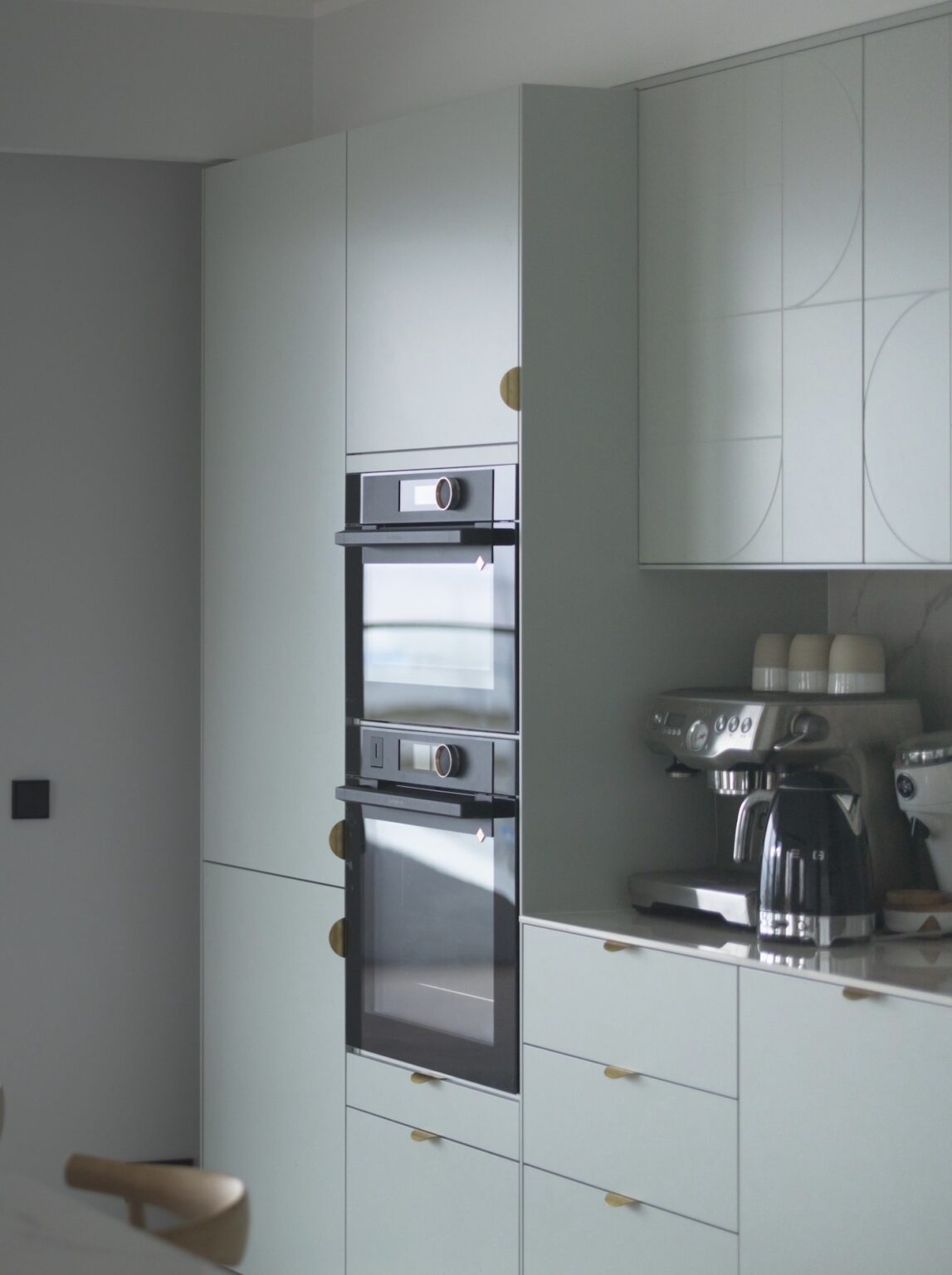 cuisine vert mint menthe clair pastel électroménager noir