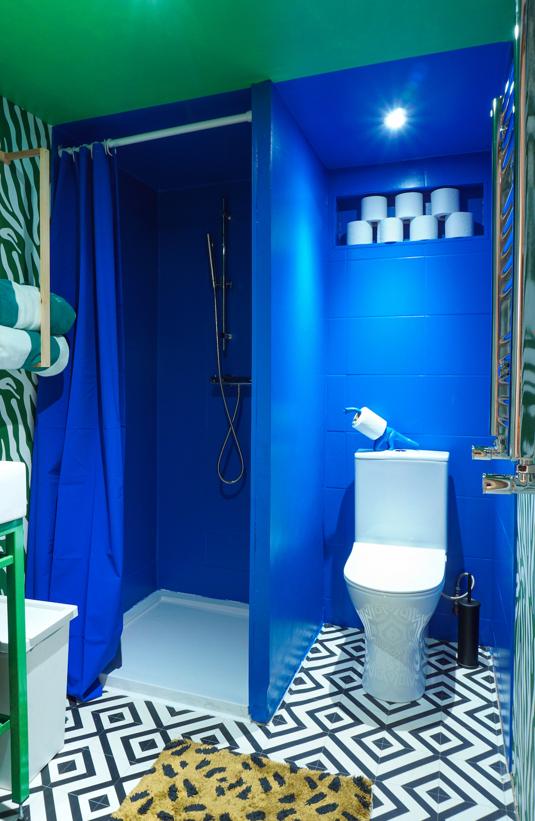 deco interieure douche toilette bleu vert urban jungle papier peint motif zebre
