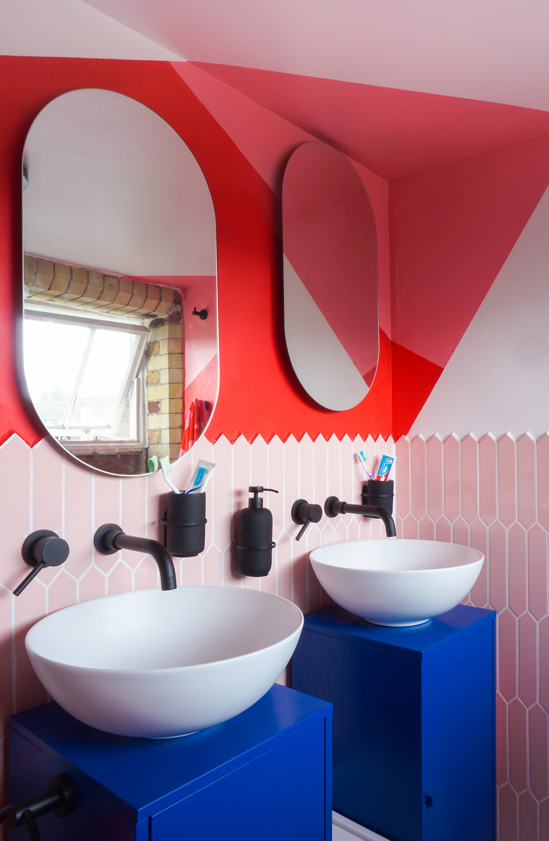 deco salle de bain rouge rose double vasque miroir oval