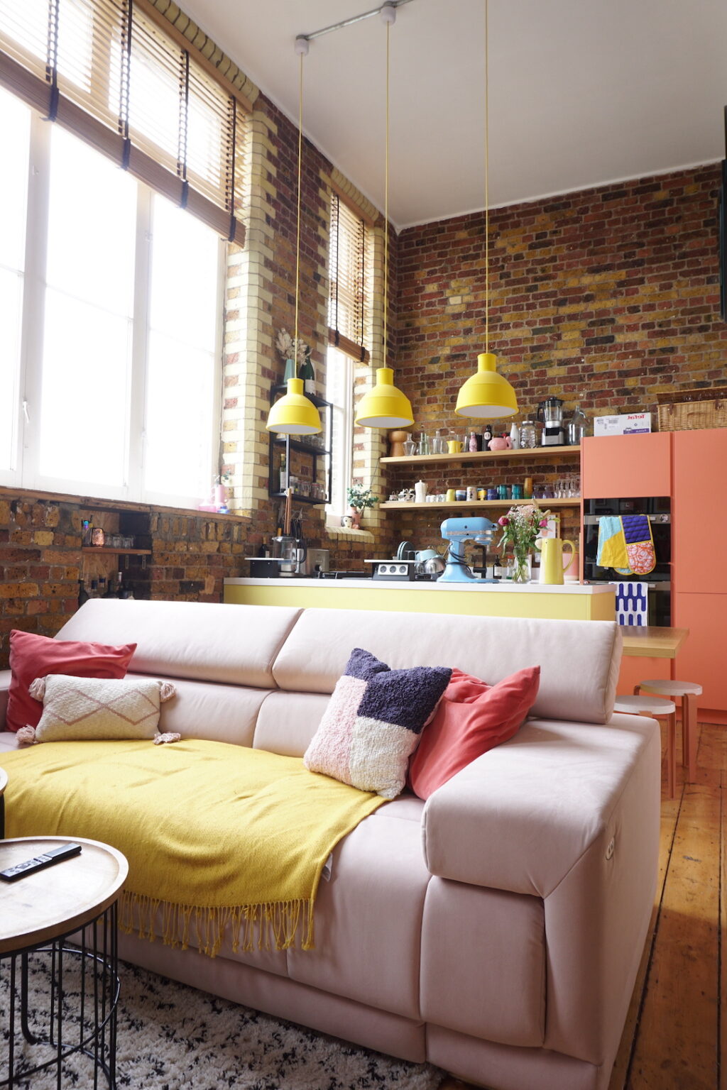 deco salon cuisine ouverte canape droit blanc mur brique