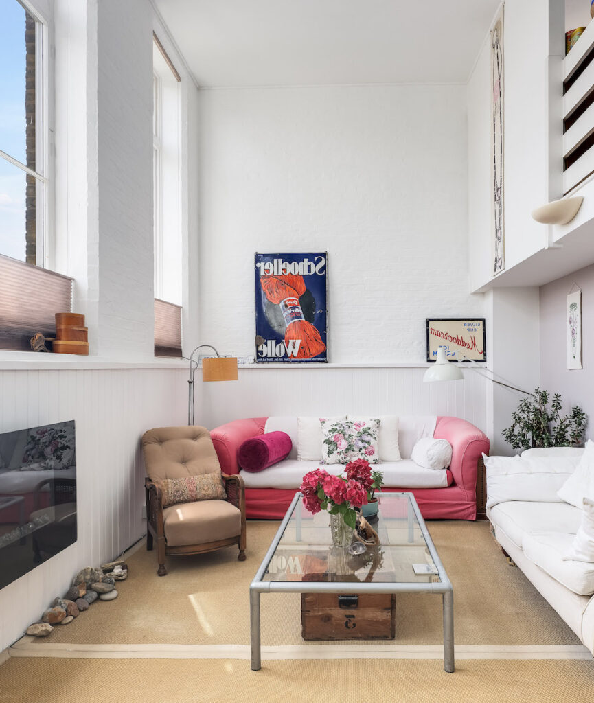 deco salon lumineux blanc canape rose fenetre tapis