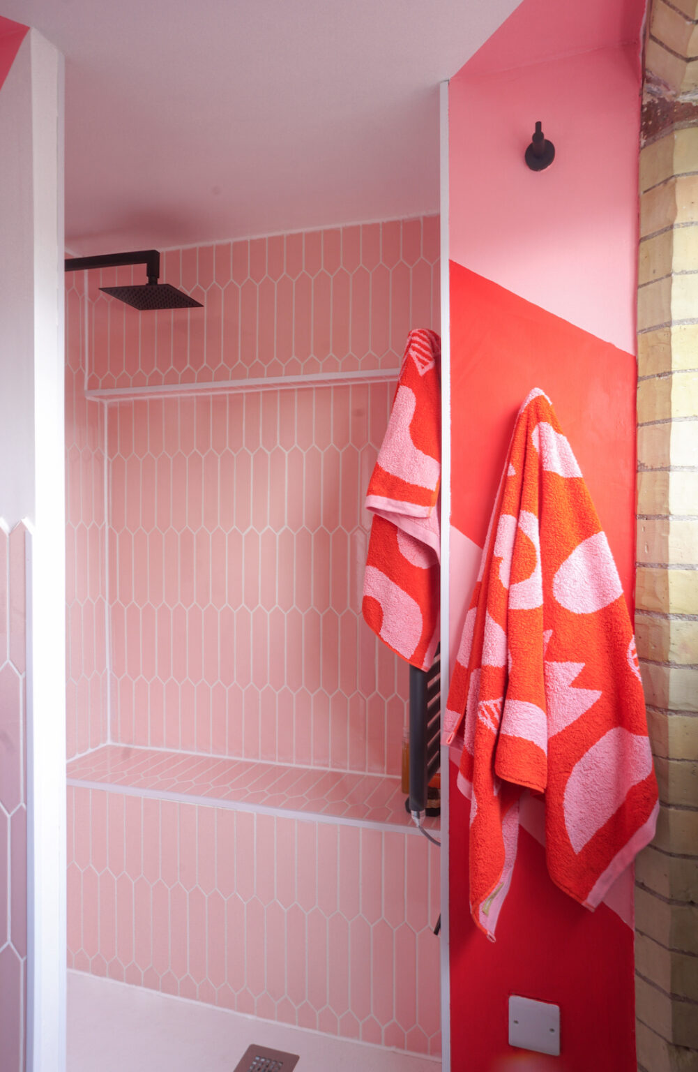 douche carreaux rouge rose decoration coloree pop art