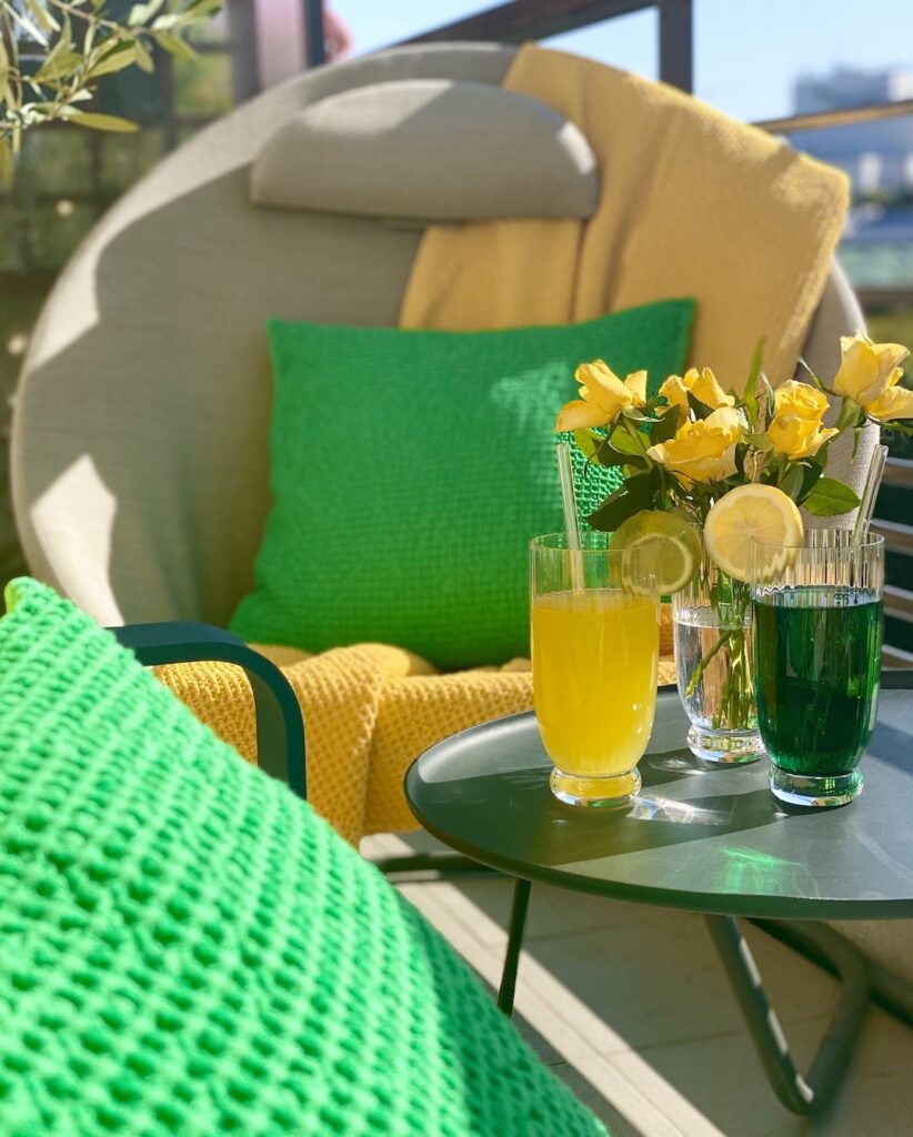 inspiration deco exterieure terrasse fauteuil rond gris table basse plaid jaune