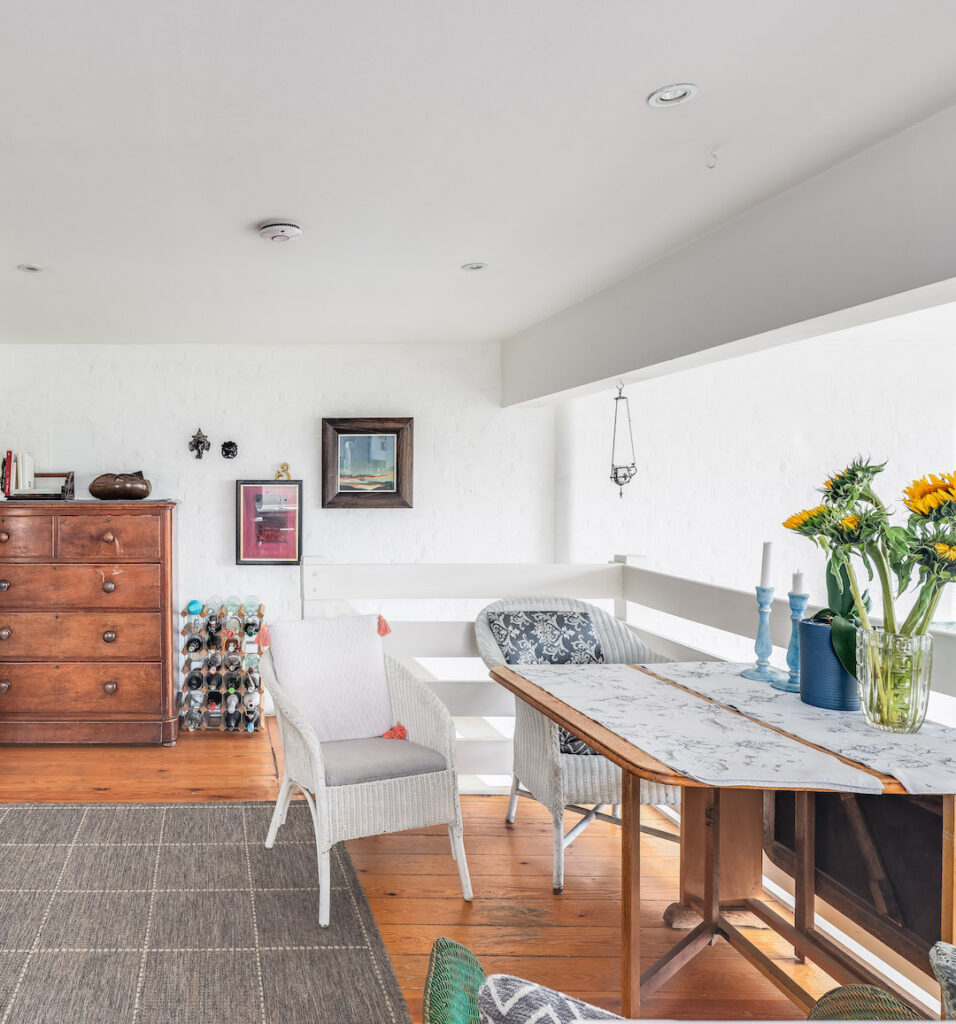 mezzanine parquet bois lame fauteuil blanc sejour tapis gris