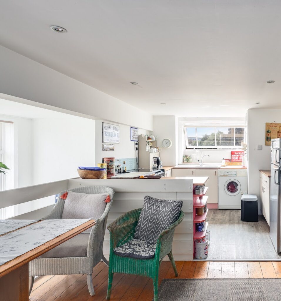 mezzanine parquet bois lame fauteuil blanc vert cuisine