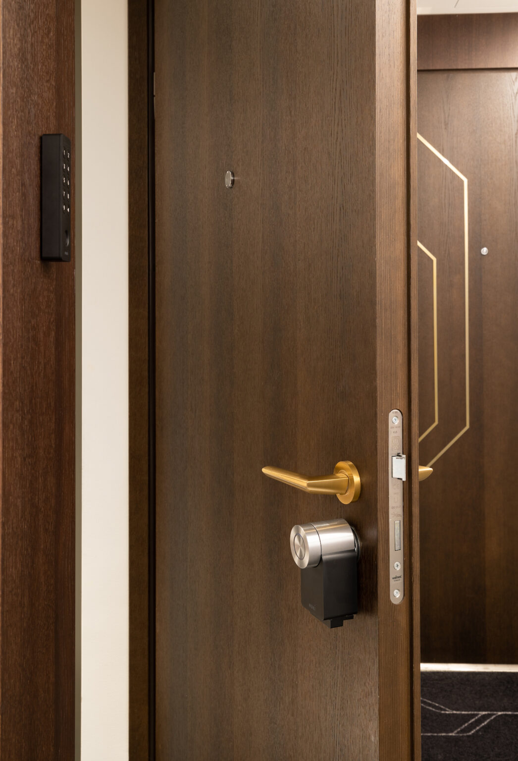 porte en bois foncé poignée dorée laiton serrure intelligente