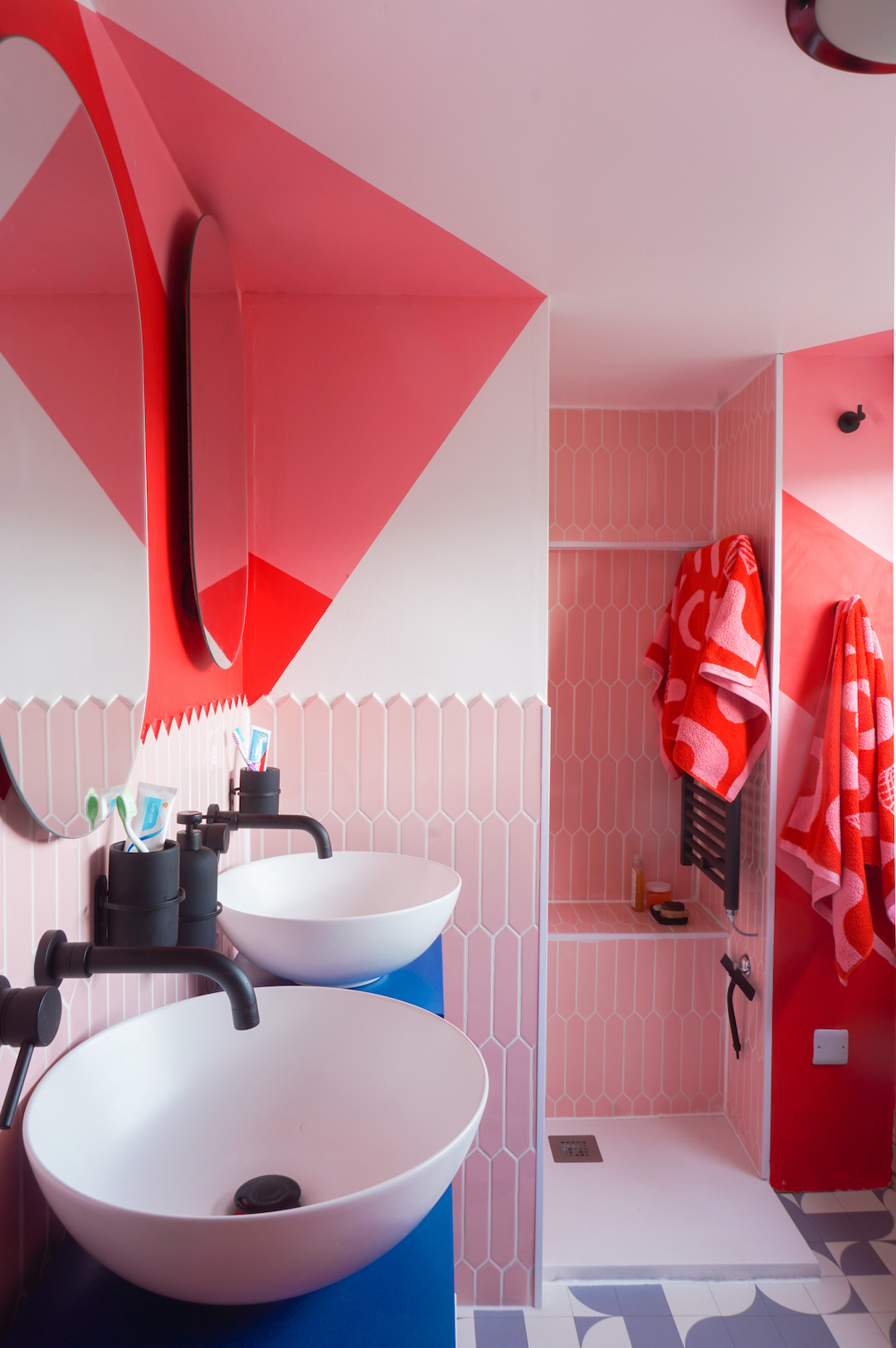salle de bain rouge rose double vasque sol bleu blanc