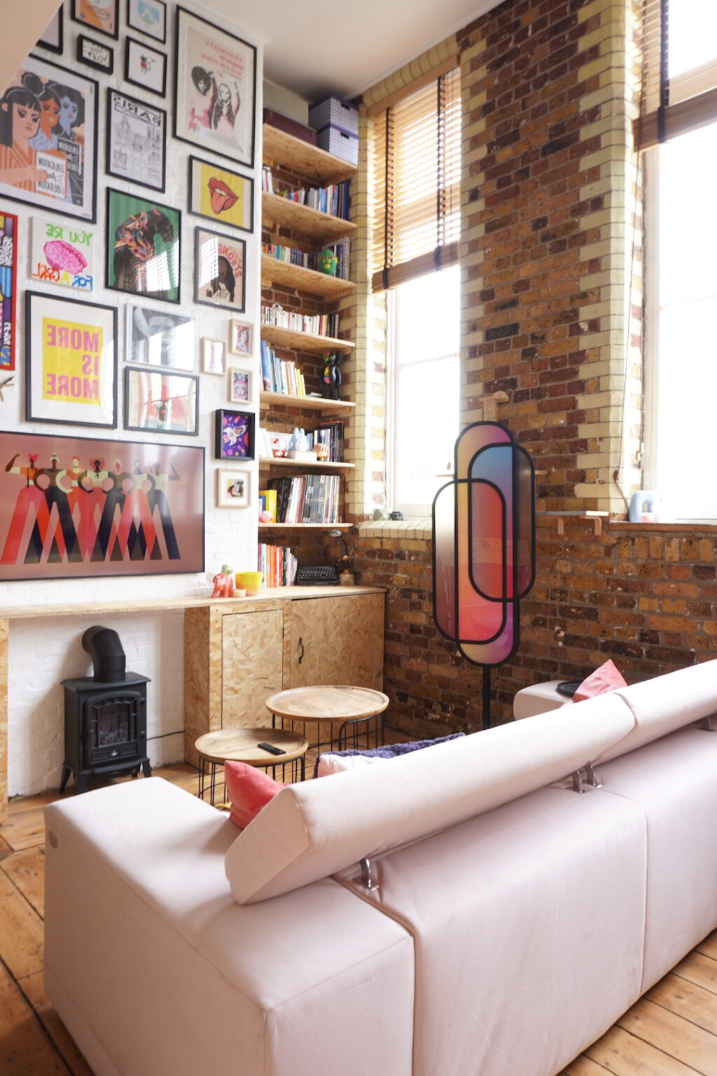 salon canape droit blanc parquet bois mur de cadre