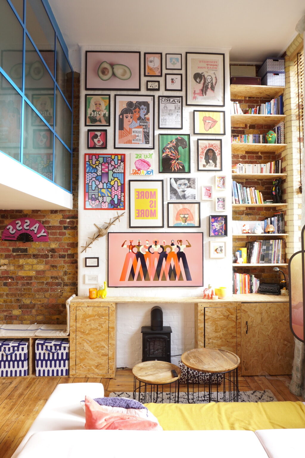 salon lumineux mezzanine vitre bleu parquet bois mur de cadre