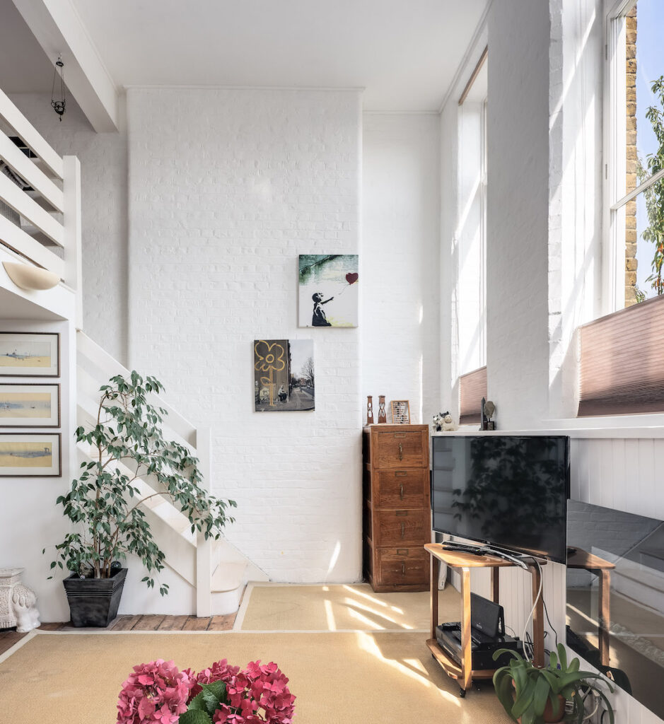 salon lumineux total look blanc mezzanine escalier tapis beige