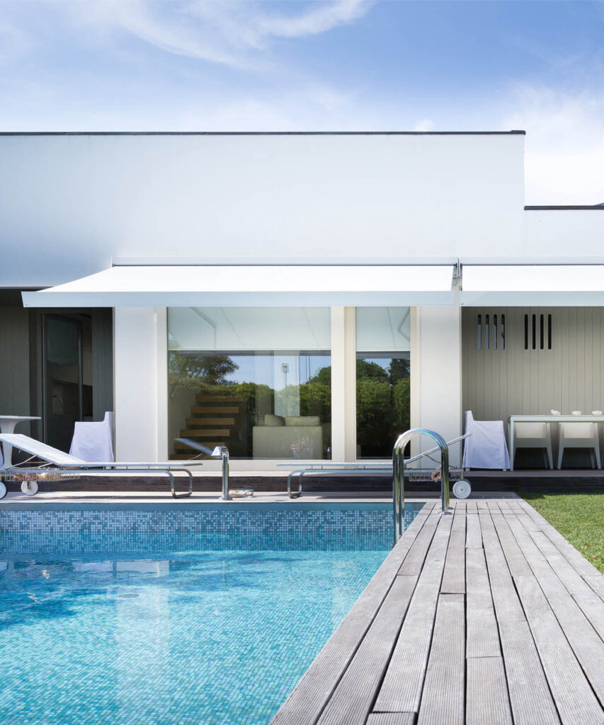 store de terrasse KE maison piscine blanche mosaïque