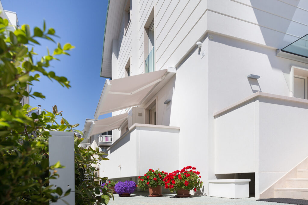 espace extérieur convivial maison blanche authentique façade bois blanchi