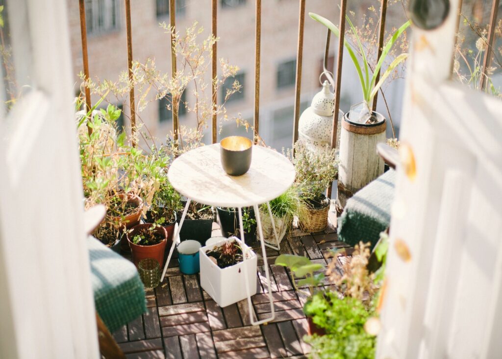 balcon exterieur amenagement en ville table basse ronde