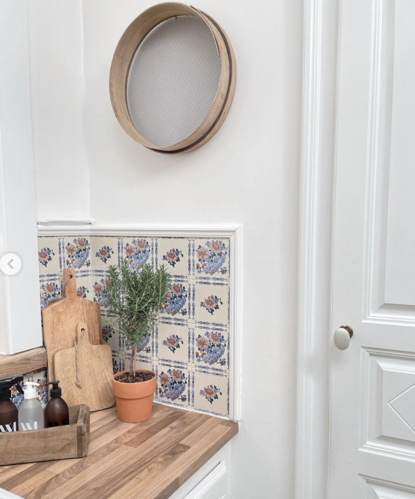 cuisine ouverte bois credence carreau bleu