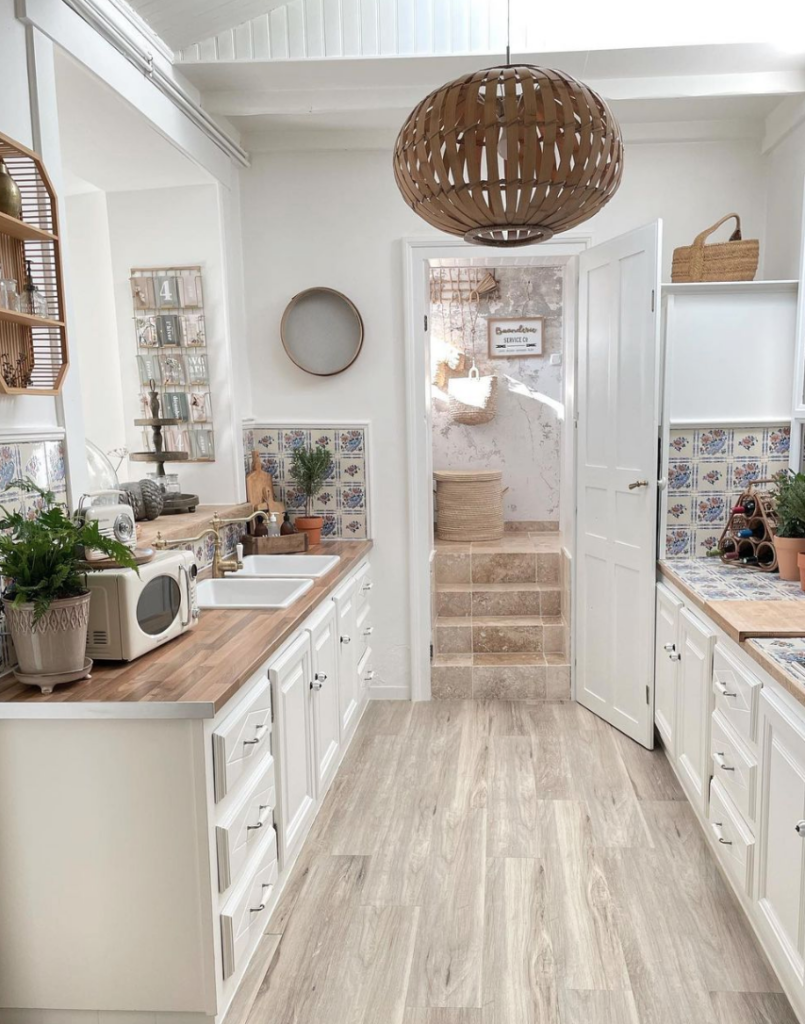 cuisine ouverte bois credence carreau bleu blanc vintage