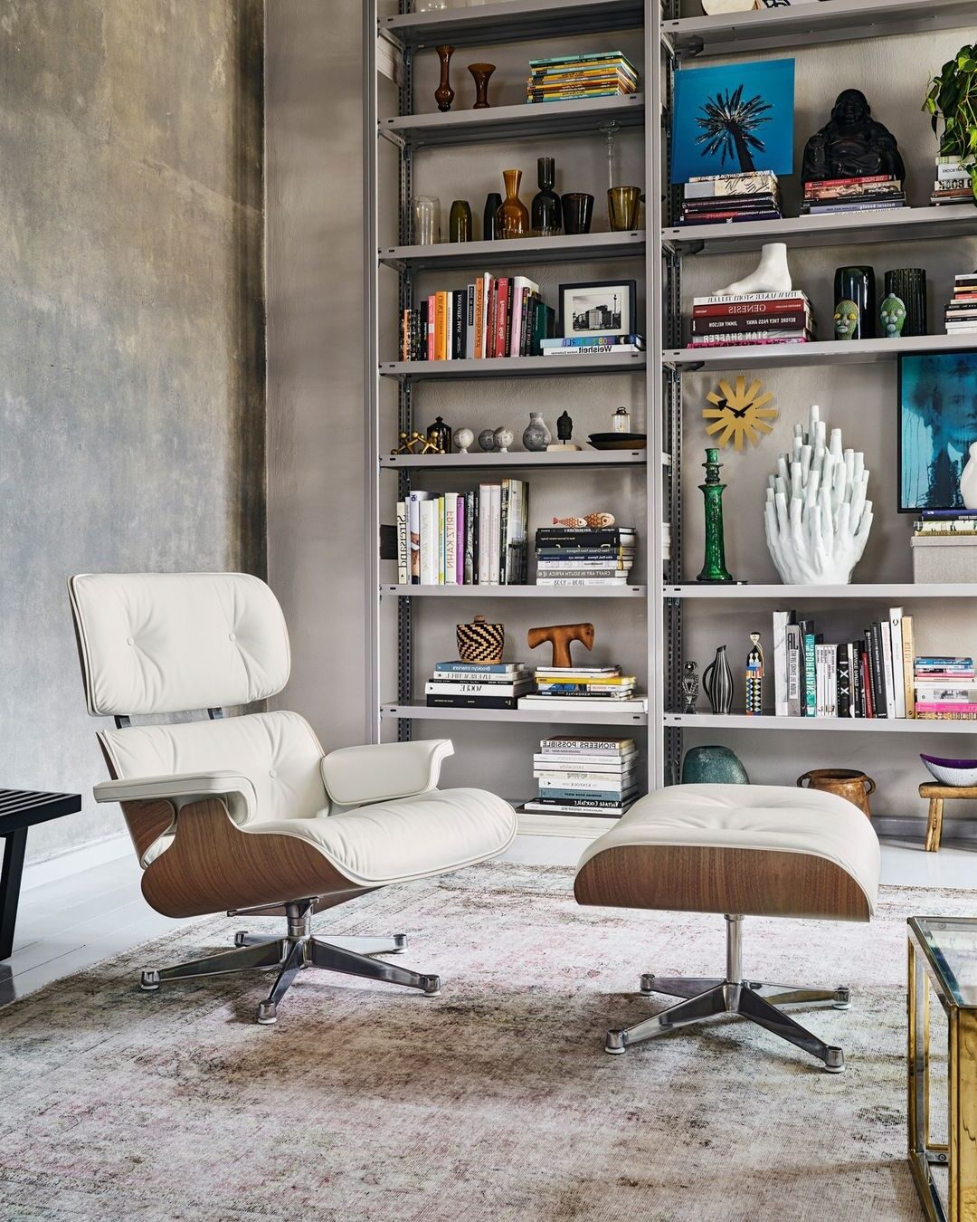 fauteuil blanc cuir bois pouf deco interieure moderne gris