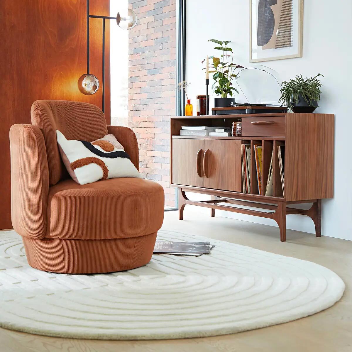 fauteuil rond marron tapis blanc mur bois mobilier