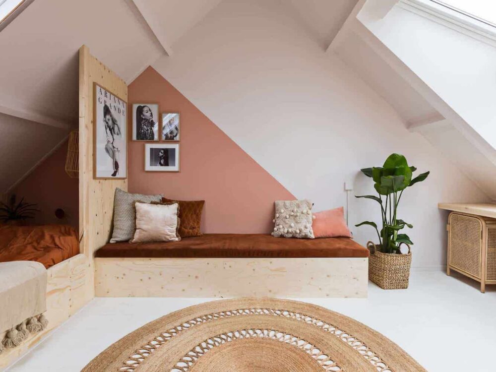 lit banquette chambre sous combles mur rose poudree tapis osier