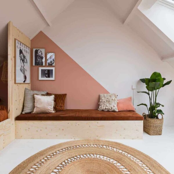 lit banquette chambre sous combles mur rose poudree tapis osier