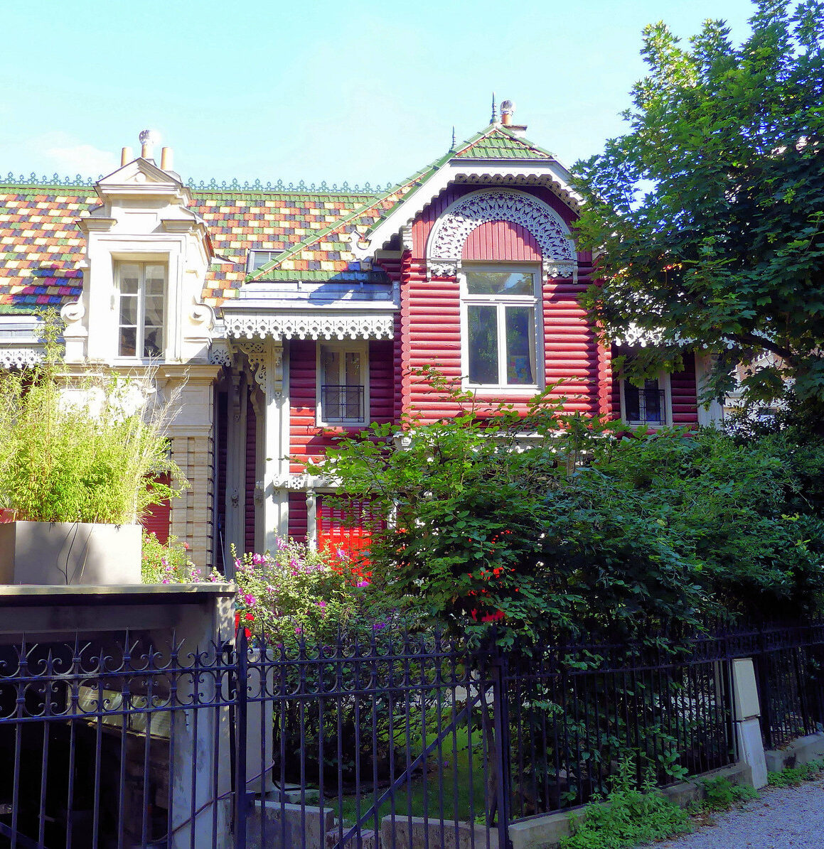 maison russe facade mur bois rouge blanc moulure deco exterieure