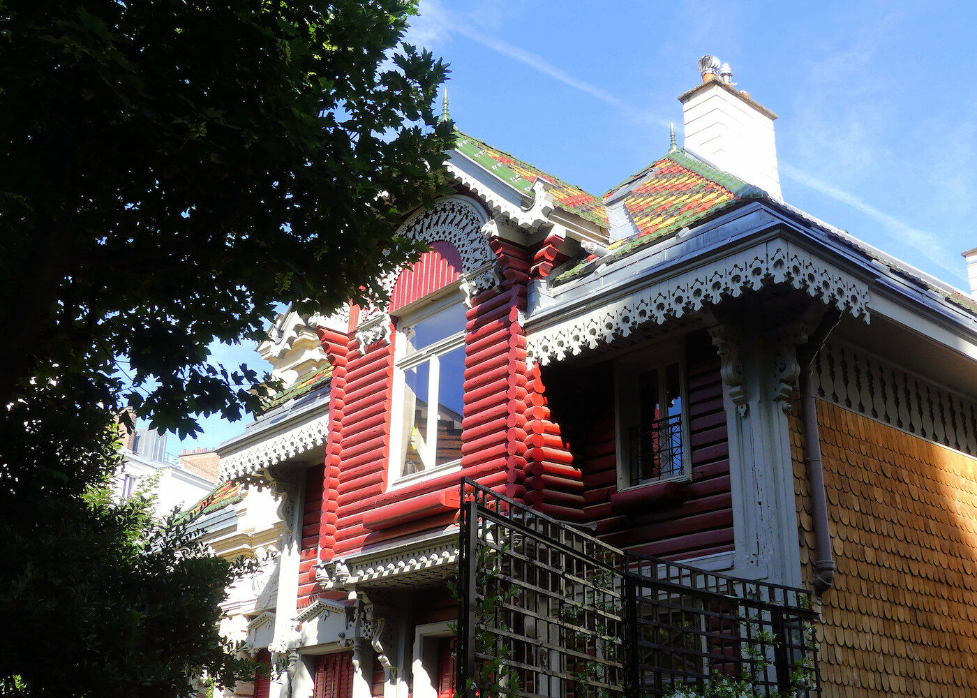 maison traditionnelle russe bois rouge blanc moulure deco exterieure