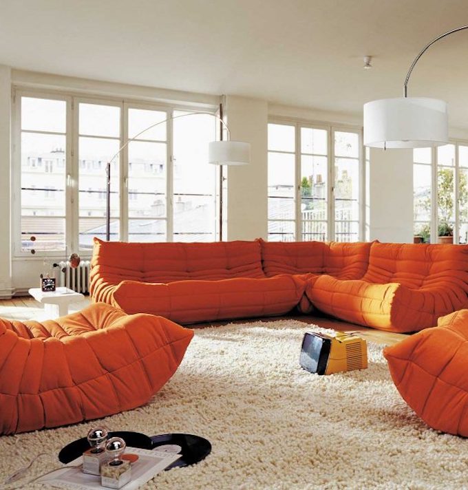 salon vintage retro canape orange tapis beige deco interieure blanc
