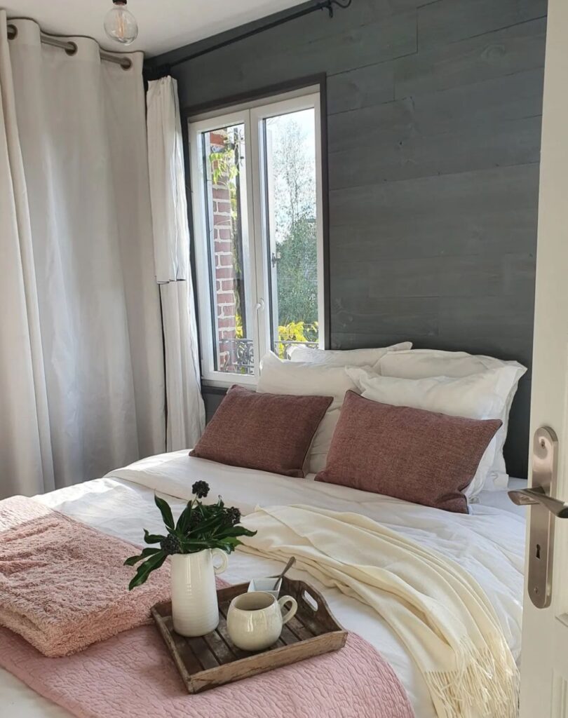 chambre lumineuse rose poudre pastel mur gris