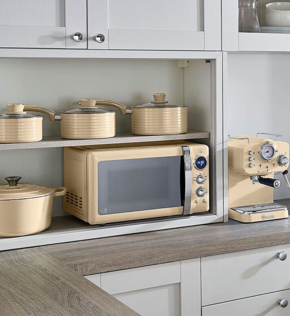 cuisine beige jaune vintage bois plan de travail bois gris