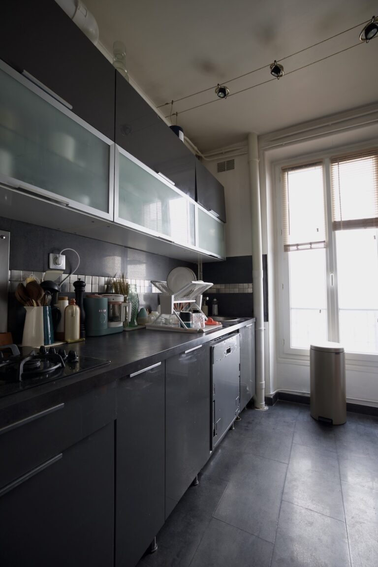 cuisine grise laquée sol grès cérame béton