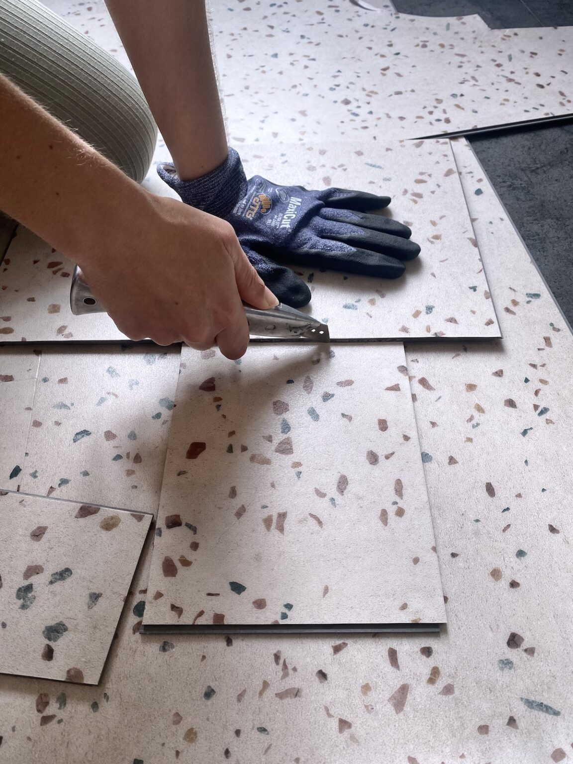 découpe sol pvc dalle Gerflor droite cutter Laura Pinketcetera