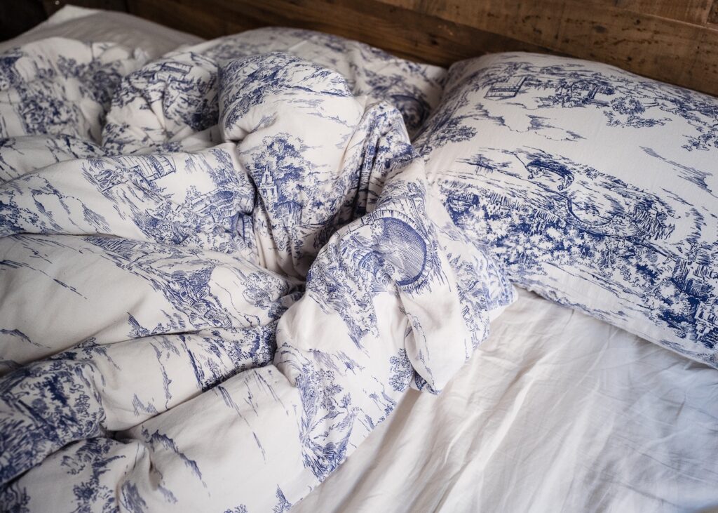 housse couette bleu blanc lit bois deco oceanique