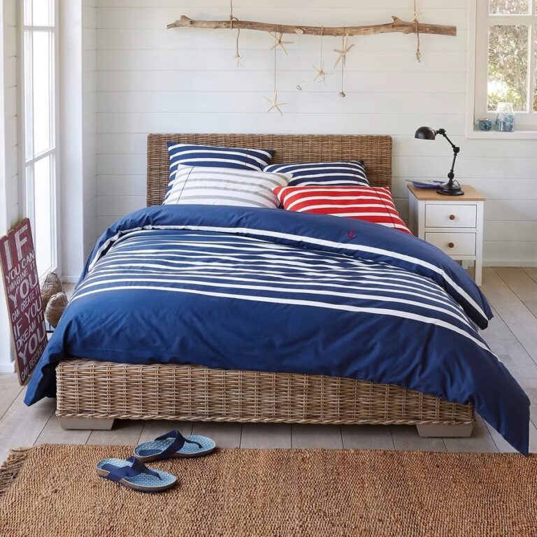 housse couette coton bleu marine lit rotin sol parquet blanc