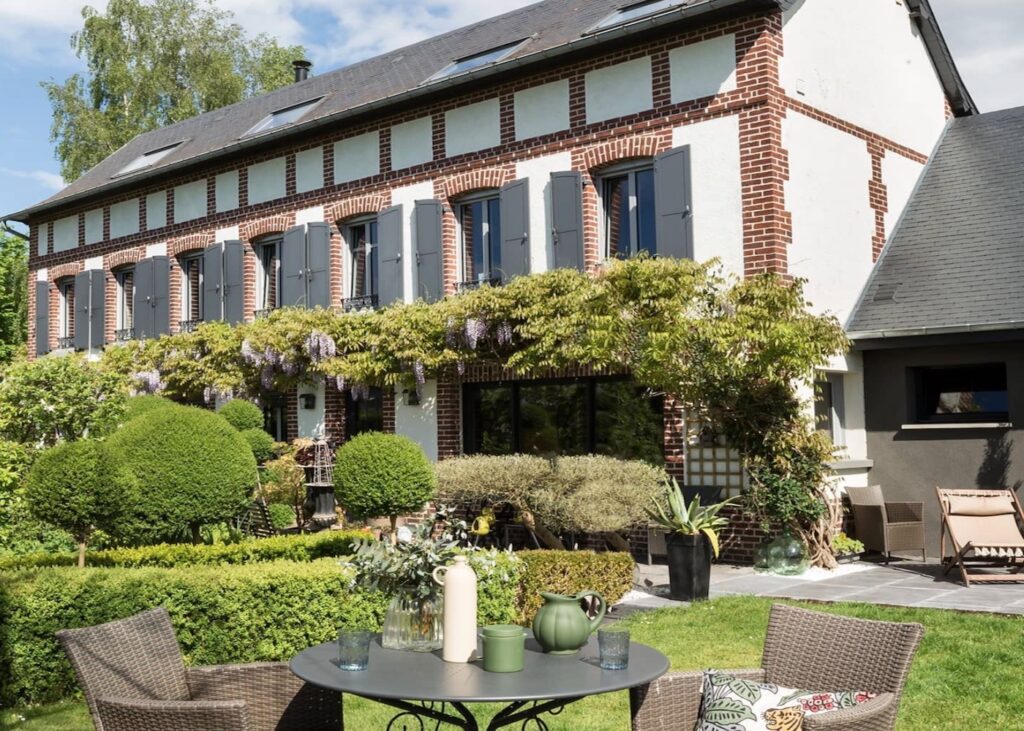 maison normandie brique rouge jardin terrasse amenage