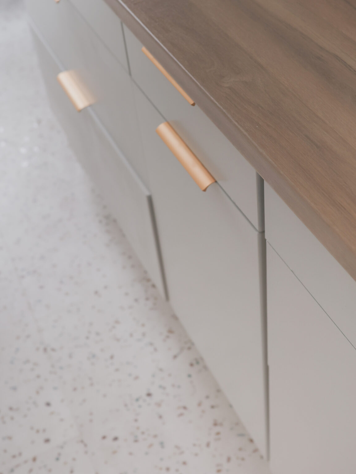 peindre meuble cuisine blanc poignée dorée sol moderne