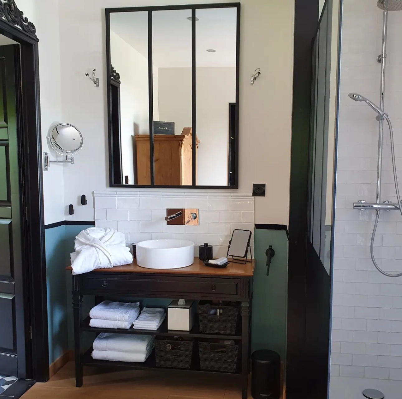 salle de bain miroir noir meuble douche mur brique blanc