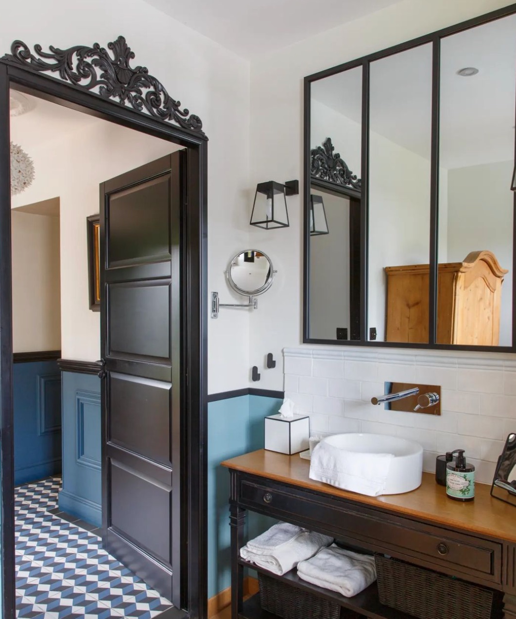 salle de bain noir blanc bleu miroir commode bois