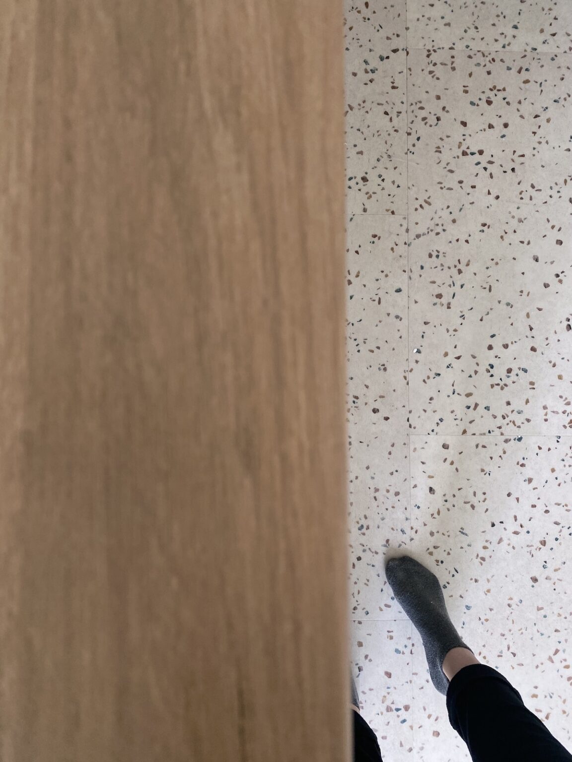 villa beige confetti Gerflor sol dalle pvc effet terrazzo
