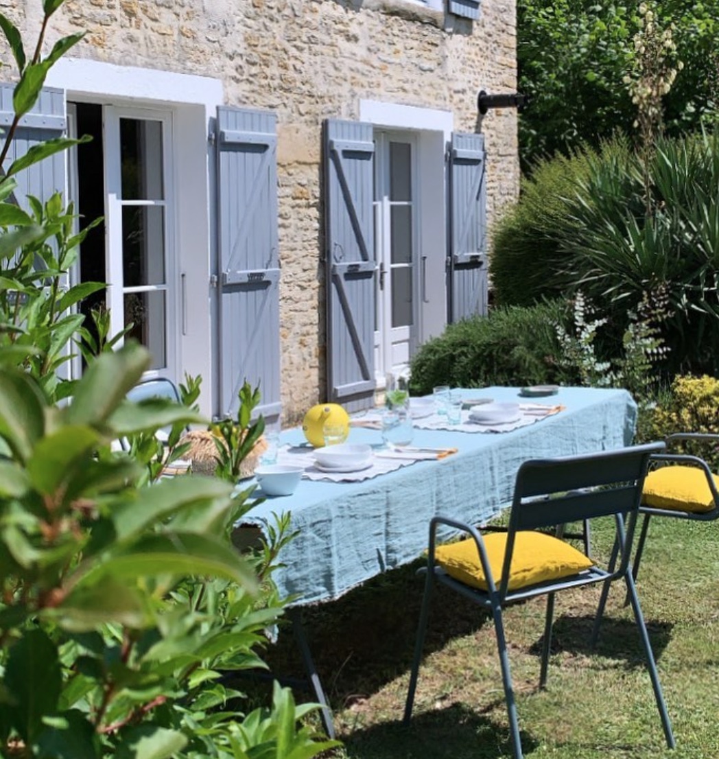 jardin exterieur table nappe bleu lin coussin jaune