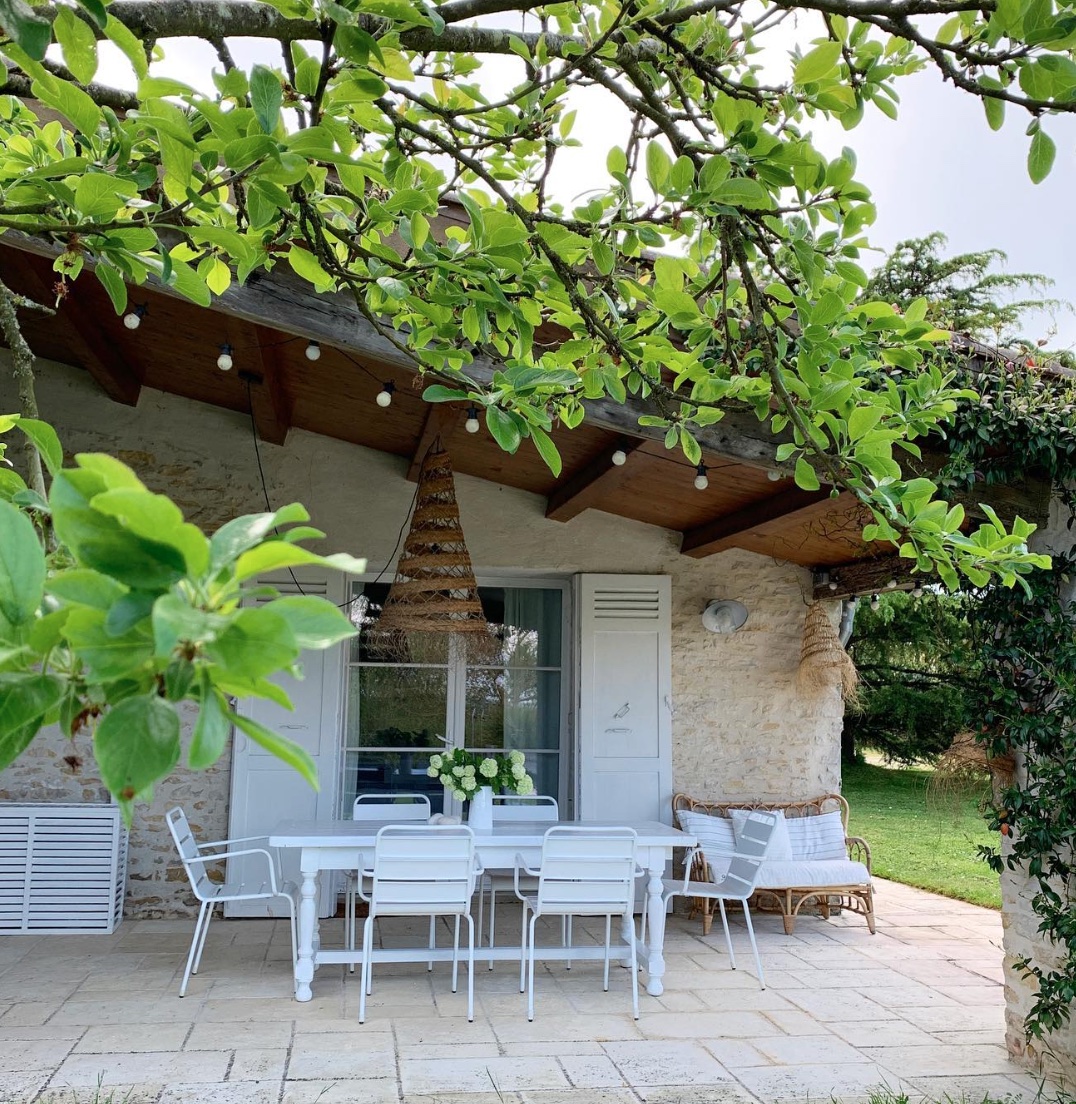 jardin terrasse exterieure table blanche guirlande lumineuse