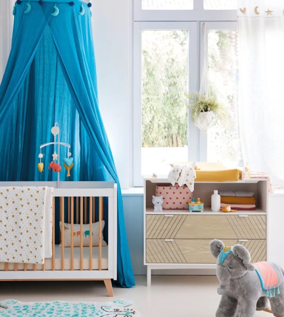 lit bebe vintage barreaux marron finition blanche chambre jouets enfant