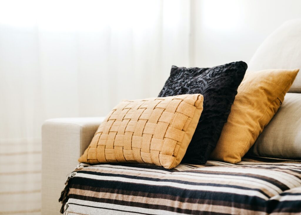 canape coussin marron tissus motif vintage noir