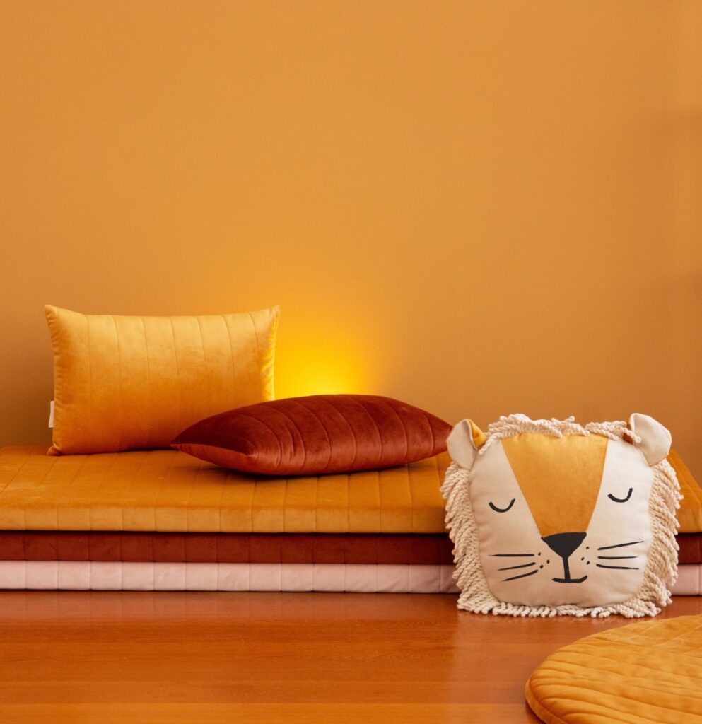 coussin lion deco orange rouge chambre enfant
